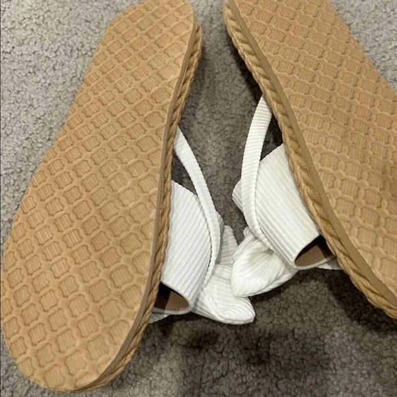 Elegant White Bow Sandals - Picture 5 of 5